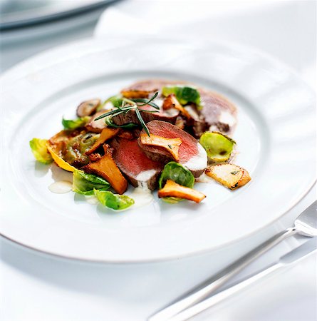 simsearch:659-07598923,k - Venison fillet with sprout leaves and chanterelle mushrooms Foto de stock - Sin royalties Premium, Código: 659-03535219