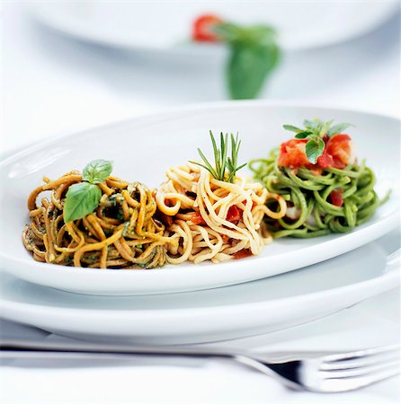 spaghetti - Trois types de spaghetti avec différentes sauces Photographie de stock - Premium Libres de Droits, Code: 659-03535210