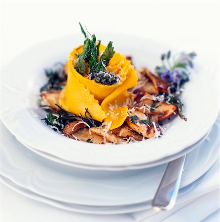 simsearch:659-01861293,k - Saffron papardelle on fried cep mushrooms Foto de stock - Royalty Free Premium, Número: 659-03535220