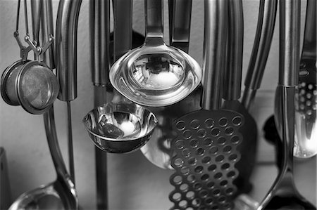 simsearch:659-07597280,k - Different kitchen utensils hanging from hooks in a kitchen Foto de stock - Sin royalties Premium, Código: 659-03535255