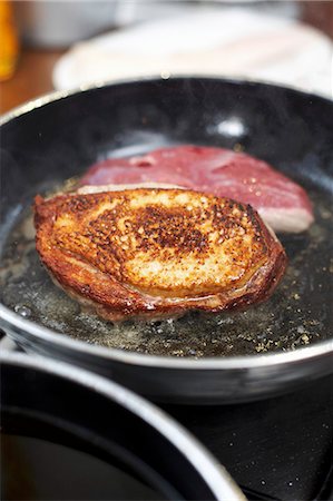 sauteeing - Magret de canard dans une poêle à frire de friture Photographie de stock - Premium Libres de Droits, Code: 659-03535251