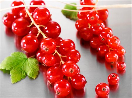 simsearch:659-03535903,k - Rote Johannisbeeren mit Blättern Stockbilder - Premium RF Lizenzfrei, Bildnummer: 659-03535295