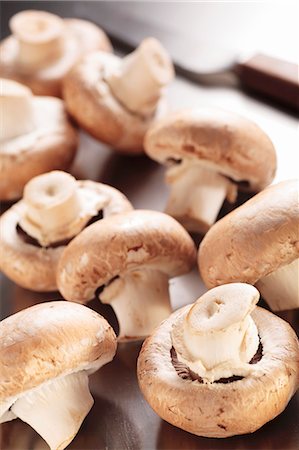 simsearch:659-06903255,k - Plusieurs champignons de Paris frais Photographie de stock - Premium Libres de Droits, Code: 659-03535293