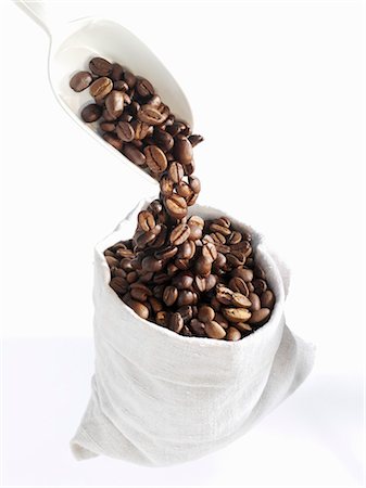 saco - Pouring coffee beans into a bag Foto de stock - Sin royalties Premium, Código: 659-03535360