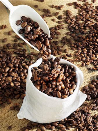 saco - Pouring coffee beans into a bag Foto de stock - Sin royalties Premium, Código: 659-03535361