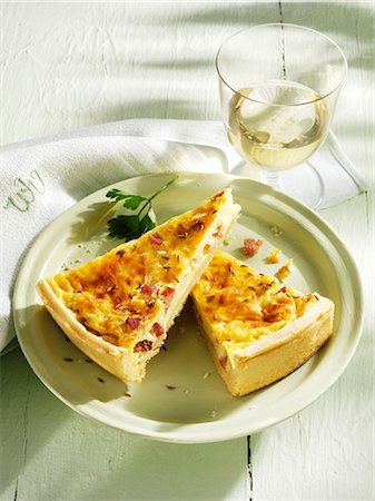 Spicy cheese and caraway seed tart with a glass of white wine Stock Photo - Premium Royalty-Free, Code: 659-03535385