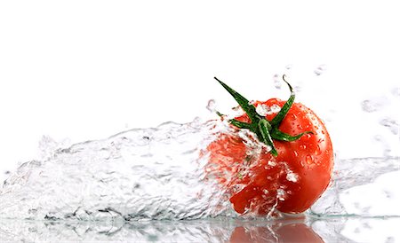 simsearch:659-07068718,k - A tomato surrounded with water Stock Photo - Premium Royalty-Free, Code: 659-03535381