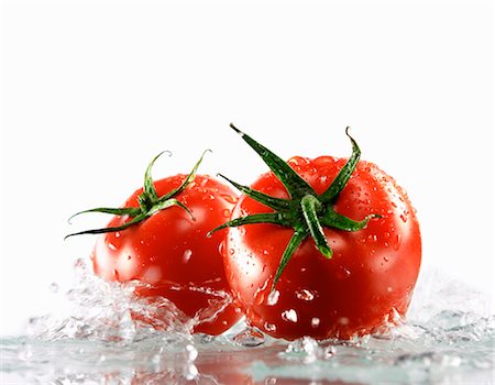 Two tomatoes surrounded with water Stock Photo - Premium Royalty-Free, Code: 659-03535383
