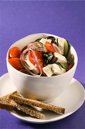 ensalada griega - Greek salad with sheep's cheese, bread Foto de stock - Sin royalties Premium, Código: 659-03535452