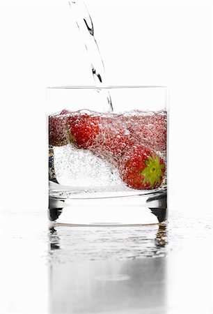 simsearch:659-06184085,k - Eau minérale dans un verre, garni de fraises Photographie de stock - Premium Libres de Droits, Code: 659-03535472