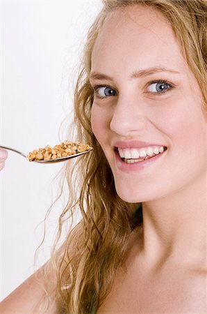 Young woman eating crunchy muesli Foto de stock - Sin royalties Premium, Código: 659-03535512