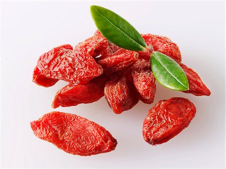 dried fruit - Dried goji berries, wolfberries with leaves Foto de stock - Sin royalties Premium, Código: 659-03535557