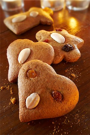 Christmas gingerbread biscuits with almonds and raisins (Lebkuchen) Stock Photo - Premium Royalty-Free, Code: 659-03535575