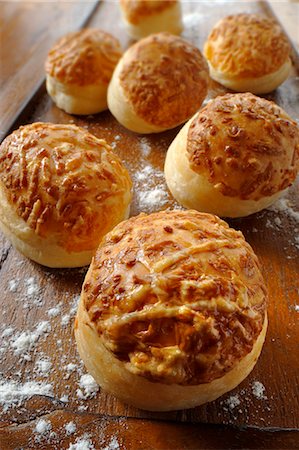 Several cheese bread rolls on a floured surface Foto de stock - Sin royalties Premium, Código: 659-03535576