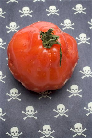 poison - Tomate sur un fond à motifs (crânes et os croisés) Photographie de stock - Premium Libres de Droits, Code: 659-03535616