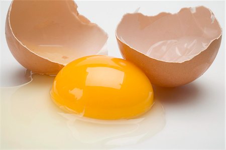 Egg, cracked open (egg yolk and eggshell) Foto de stock - Sin royalties Premium, Código: 659-03535618