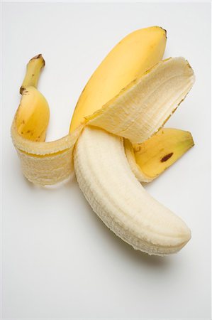 plátano (fruta) - A banana, half peeled Foto de stock - Sin royalties Premium, Código: 659-03535624