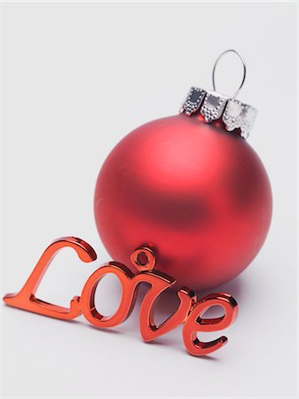 Red Christmas bauble and the word Love Foto de stock - Sin royalties Premium, Código: 659-03535640