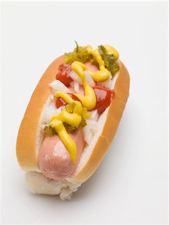 Hot-Dog avec moutarde, relish, ketchup et oignons Photographie de stock - Premium Libres de Droits, Code: 659-03535654