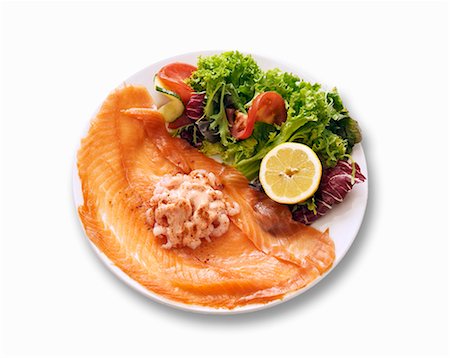 saumon fumé - Feuilles de salade de crevettes, le saumon fumé, garni avec salade Photographie de stock - Premium Libres de Droits, Code: 659-03535706