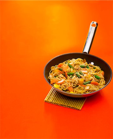 Vegetable chop suey with noodles and walnuts in frying pan Foto de stock - Sin royalties Premium, Código: 659-03535709