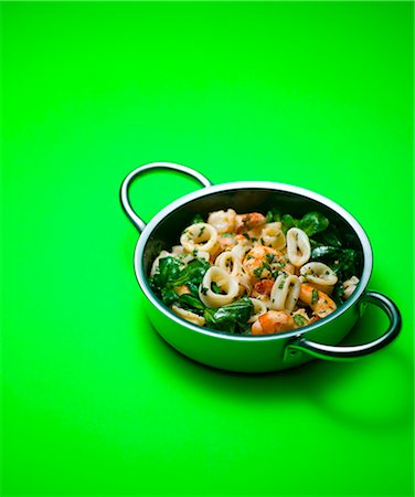 poêle (casserole) - Anneaux de calamars avec crevettes et herbes dans une poêle Photographie de stock - Premium Libres de Droits, Code: 659-03535721
