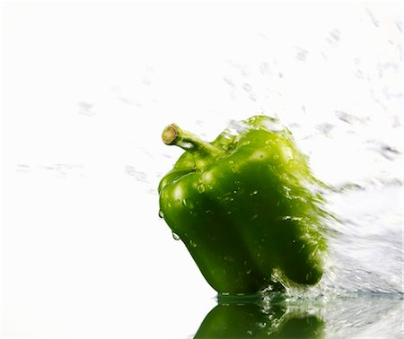 Green pepper with splashing water Stock Photo - Premium Royalty-Free, Code: 659-03535734