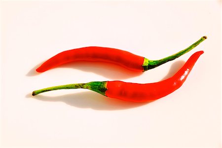 simsearch:659-06154276,k - Two red chillies Foto de stock - Sin royalties Premium, Código: 659-03535768