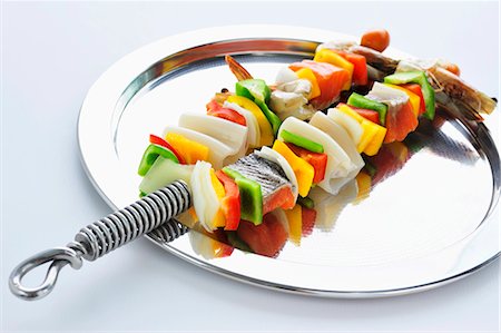 skewered - Brochettes de légumes et de fruits de mer crus Photographie de stock - Premium Libres de Droits, Code: 659-03535779