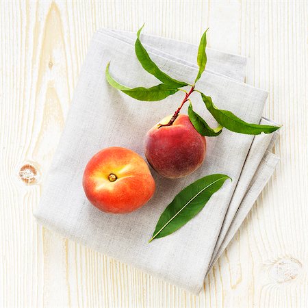 Organic peaches on linen cloth Foto de stock - Sin royalties Premium, Código: 659-03535788
