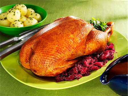 simsearch:659-09125497,k - Roast goose with red cabbage Foto de stock - Sin royalties Premium, Código: 659-03535782