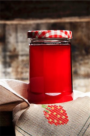 Red fruit jelly in a jar Foto de stock - Sin royalties Premium, Código: 659-03535838