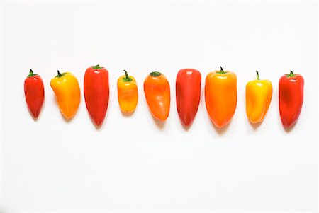 simsearch:659-03536484,k - Piments doux ou poivrons d'affilée sur fond blanc Photographie de stock - Premium Libres de Droits, Code: 659-03535830
