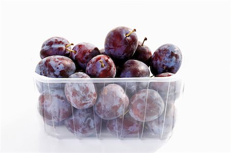 simsearch:659-03535822,k - Fresh plums in plastic container Foto de stock - Sin royalties Premium, Código: 659-03535908