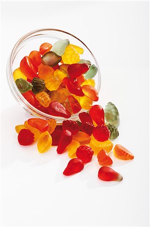 simsearch:659-03535046,k - Mixed wine gums falling out of glass bowl Fotografie stock - Premium Royalty-Free, Codice: 659-03535916