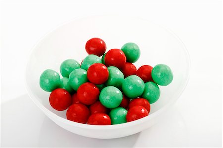 Red and green gumballs in plastic dish Fotografie stock - Premium Royalty-Free, Codice: 659-03535917