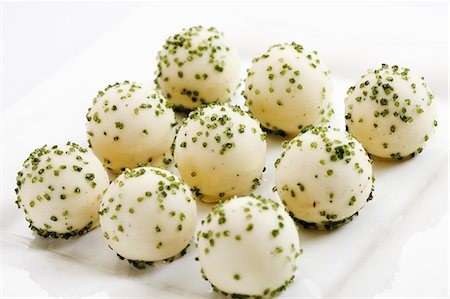 White chocolate truffles with pistachios Foto de stock - Royalty Free Premium, Número: 659-03535925