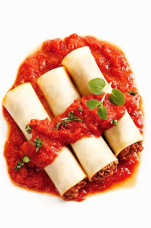 simsearch:659-03536755,k - Cannelloni with mince filling and tomato sauce Foto de stock - Sin royalties Premium, Código: 659-03535934