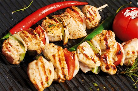 Brochettes de viande et de légumes sur la grille du barbecue Photographie de stock - Premium Libres de Droits, Code: 659-03535946