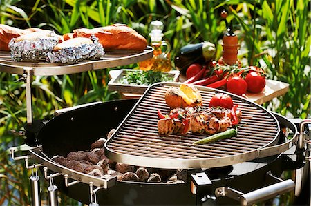 simsearch:659-03535946,k - Barbecue à l'extérieur (brochettes, légumes, pommes de terre, baguette) Photographie de stock - Premium Libres de Droits, Code: 659-03535949