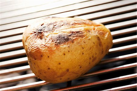patata al horno - Barbecued potato on barbecue rack Foto de stock - Sin royalties Premium, Código: 659-03535943