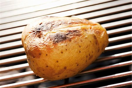 simsearch:659-07069540,k - Barbecued potato on barbecue rack Foto de stock - Sin royalties Premium, Código: 659-03535943