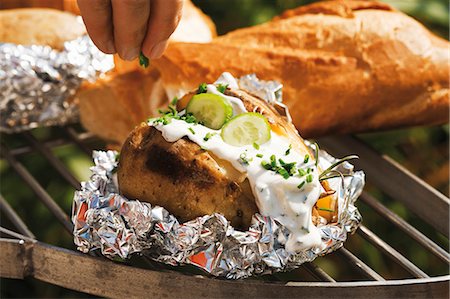 simsearch:659-07069539,k - Sprinkling baked potato on barbecue with chives Stock Photo - Premium Royalty-Free, Code: 659-03535953