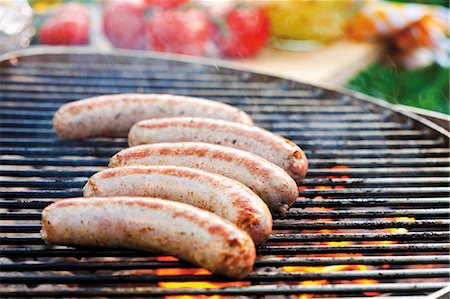 simsearch:659-08513112,k - Sausages on barbecue rack Foto de stock - Sin royalties Premium, Código: 659-03535967