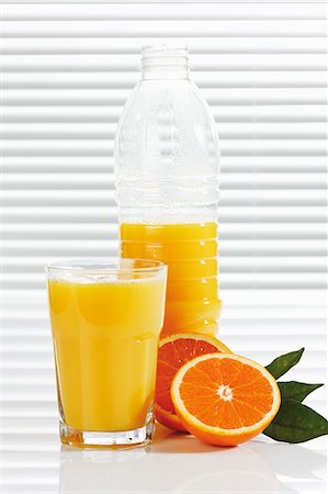 simsearch:659-06307888,k - Jus d'orange dans le verre et la bouteille en plastique Photographie de stock - Premium Libres de Droits, Code: 659-03535986