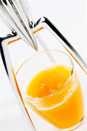 presse-agrumes - Jus d'orange avec le presse-agrumes citrus Photographie de stock - Premium Libres de Droits, Code: 659-03535987