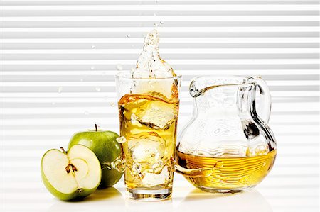 Éclaboussures de verre de jus de pomme Photographie de stock - Premium Libres de Droits, Code: 659-03535990