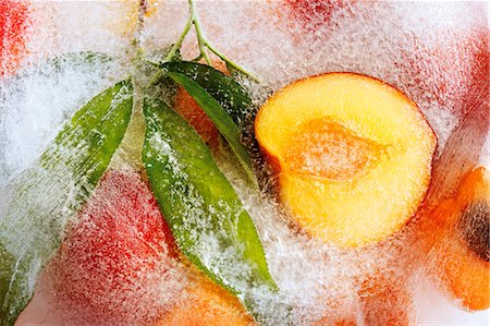 fresh peach - Peaches with leaves in block of ice (overhead view) Stock Photo - Premium Royalty-Free, Code: 659-03536018