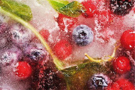 frozen ice background - Assorted berries in block of ice Foto de stock - Sin royalties Premium, Código: 659-03536023