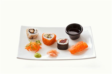 simsearch:659-06185650,k - Sushi avec wasabi, gingembre et sauce de soja Photographie de stock - Premium Libres de Droits, Code: 659-03536071